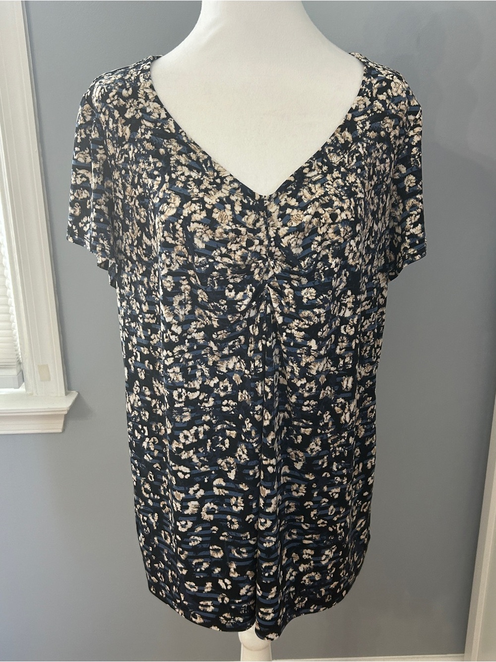 LIZ CLAIBORNE Woman Black Blue Tan Print V-Neck Top Size 1X Short Sleeve Stretch